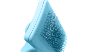 Vista lateral da escova azul autolimpante para gatos com cerdas finas, feita para grooming seguro e suave.