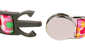 Coleira vermelha floral com fivela metálica, tira ajustável, argola para chapa identificação gato e sino prateado.