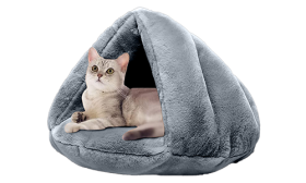 Cama quente em pelúcia cinzenta com design isolado, materiais macios e estilo acolhedor, ideal para o inverno do gato.
