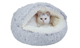 Cama chinelo cinzenta aconchegante com forro creme peludo, feita para conforto, calor e estilo. Para gatos de todos os tamanhos.