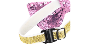Coleira laço de festa rosa com lantejoulas e fita dourada ajustável, ideal para gatos e cães pequenos.