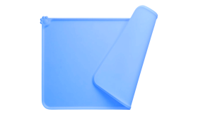 Tapete azul impermeável dobrável em silicone com rebordo antissalpicos e resistente ao calor para uso diário.