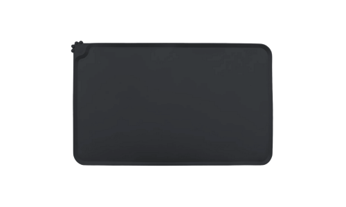 Tapete preto em silicone impermeável com bordas elevadas para evitar que salpicos danifiquem o chão.