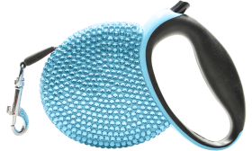 Trela retrátil para gatos com capa azul de strass, fita visível estendida, mosquetão metálico e botão preto.