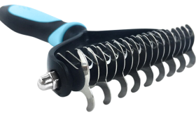 Rastrilho azul para gatos com lâminas curvas em aço inox, seguro para desembaraçar e cuidar do pelo, fácil de limpar.