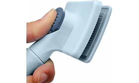 Escova autolimpante azul-claro para gatos com cerdas suaves para grooming seguro e confortável e botão de limpeza.